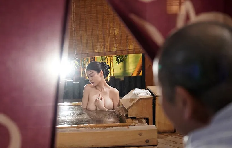 Vợ sắp cưới của con trai bị bố chồng yêu nhìn trộm khi đang tắm rồi quan hệ đến mang thai